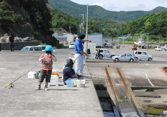 小さな男の子が釣り