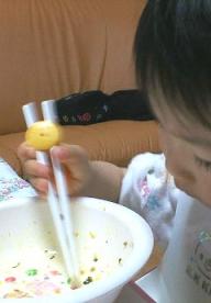 箸でお食事