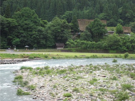 荘川と民家