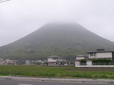 飯野山全景（霧で