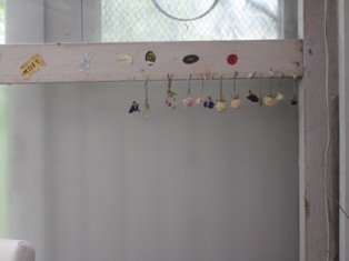 ドライフラワーが飾られた壁