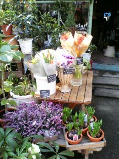 可愛い花束が並ぶ店先