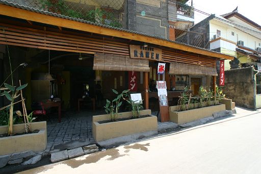 オープンな雰囲気のワルンラーメン