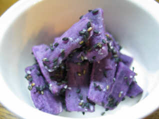 紫芋のごま塩和え