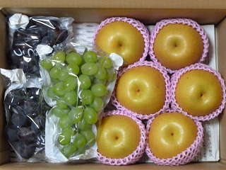 110903頂き物ブドウと梨.jpg