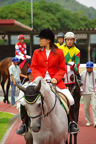 佐賀競馬場のパドックは左回り