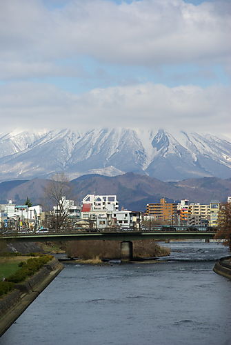 盛岡市街からみた岩手山