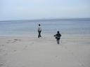 海岸で遊ぶ２人.jpg