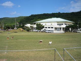 与那国_小学校＆ヤギ_s.JPG