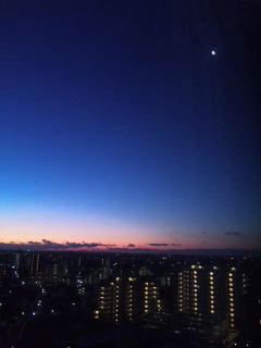 まだ月が残ってる