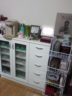 食器棚とＣＤ陳列・・・