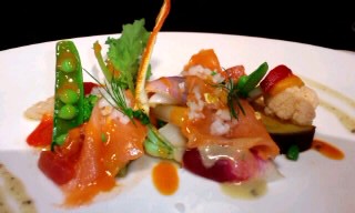 自家製スモークサーモンと地野菜の前菜