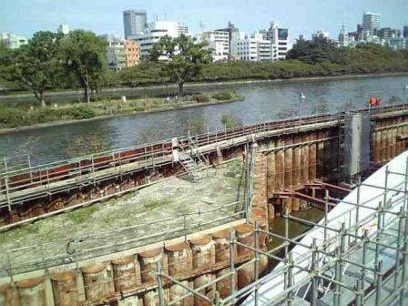 左上の島が中之島公園剣先部分、手前が中之島線工事エリア