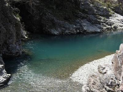 エメラルドグリーン