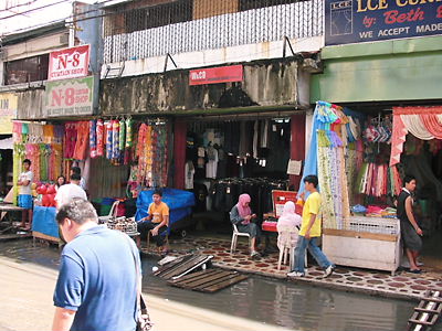 まだ洪水の爪跡が残る