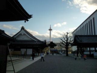 東本願寺から観た京都タワー