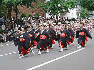 先導車の後に続く踊り子