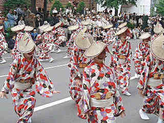 先導車の後に続く踊り子2