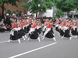 先導車の後に続く踊り子3