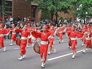 先導車の後に続く踊り子4