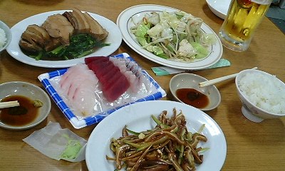 市場での食事風景
