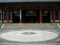 鞍馬寺本殿前