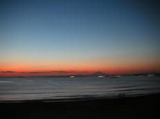 富士を映す房総の海