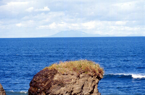 納沙布岬から北方領土を望む