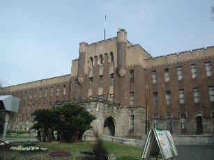 城の近くの建物.jpg