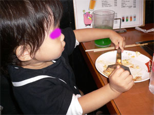 ヒメ、お好み焼きを食べる