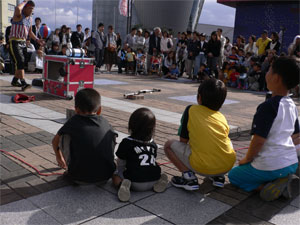 大道芸に見入るちびたち