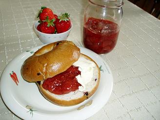 自家製苺ジャムとべりーのベーグル.JPG
