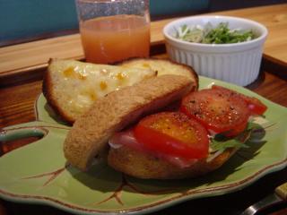 焼いたパンをランチにしたの