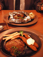 8周年記念ﾃﾞｨﾅｰ、「ﾊﾝﾊﾞｰｸﾞの包み焼き」と「和風ﾊﾝﾊﾞｰｸﾞ＆ｴﾋﾞﾌﾗｲ」