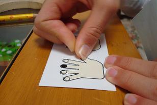 白黒シールを貼って