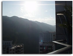 裏側に朝陽がのぼります