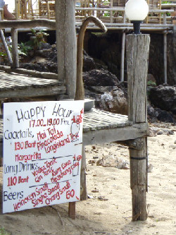 岩の少し手前には素晴らしい眺めのSunset Barがあります