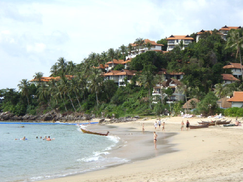 ビーチを見晴らすと１番奥がRawi Warin Resortです