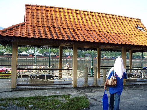 ちょっぴり瓦に穴が～