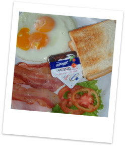 目玉焼きとベーコン