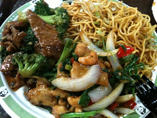 昨日とは違うビーフブロッコリーとタイチキンなんとか～