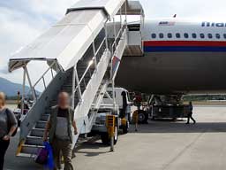 タラップ降りた～