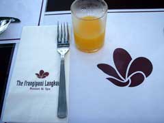 冷たいオレンジジュース