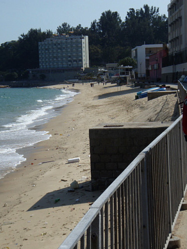 ビーチ沿いを歩きます