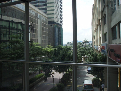 通路を渡りザ・ガーデンモールへと～