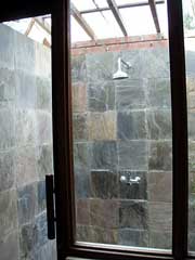 シャワーは屋外♪