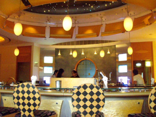 Vic's Pub　フロント階