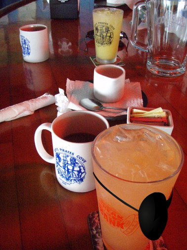 飲み物を飲んで待つ♪