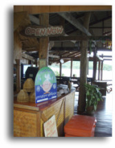 ここでもサンダルを脱ぎます