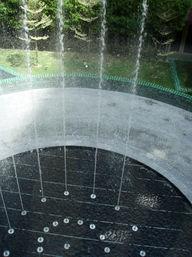 真下から噴水～の渡り廊下